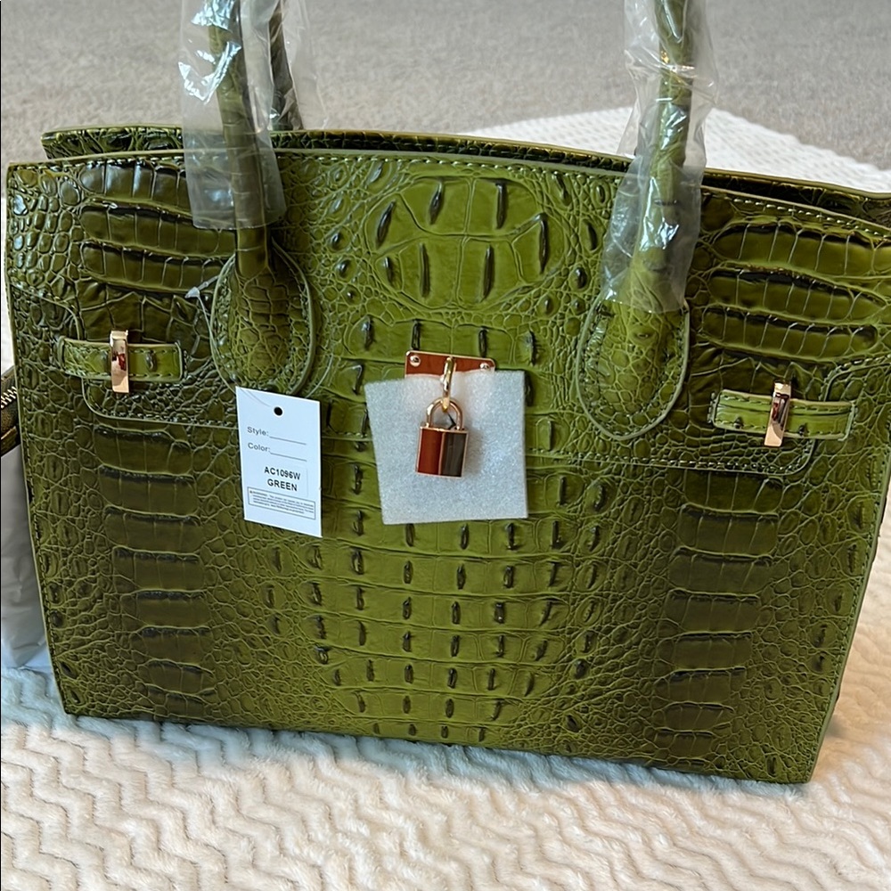 Elegant Green Crocodile-Embossed Women's Bag